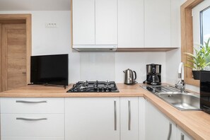 ハウス | 専用キッチン | 冷蔵庫、オーブン、コンロ、電気ポット