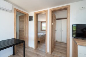 House | Private kitchen | Fridge, oven, stovetop, electric kettle - Mobile Home Banovi Dvori III (Tisno)