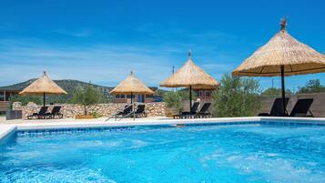 Hồ bơi ngoài trời