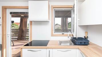 House | Private kitchen | Fridge, microwave, oven, stovetop