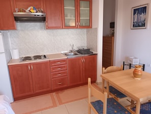 Apartment (A1) | Private kitchen | Fridge, stovetop, cookware/dishes/utensils - Apartment Alice (Pakostane)