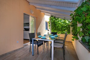 Outdoor dining - Apartment Dora Family Only (Vodice)