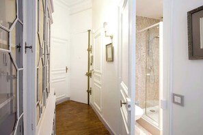 Shower, hair dryer, shampoo - Habitat Parisien -1BR/1BA- Galeries Lafayette (Paris)
