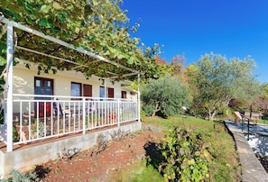 A house with a covered porch, a garden, and a pathway. - House Cvetko (Lovran)