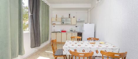Apartamento (A1) | Cocina privada | Frigorífico, microondas, horno y placa de cocina