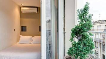 Een strijkplank/strijkijzer, wifi, beddengoed