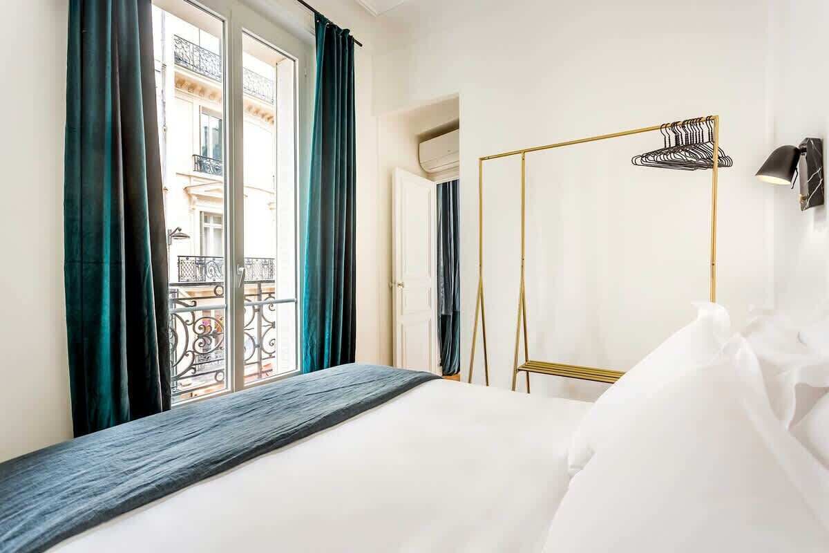 Fer et planche à repasser, lit parapluie, Wi-Fi, draps fournis