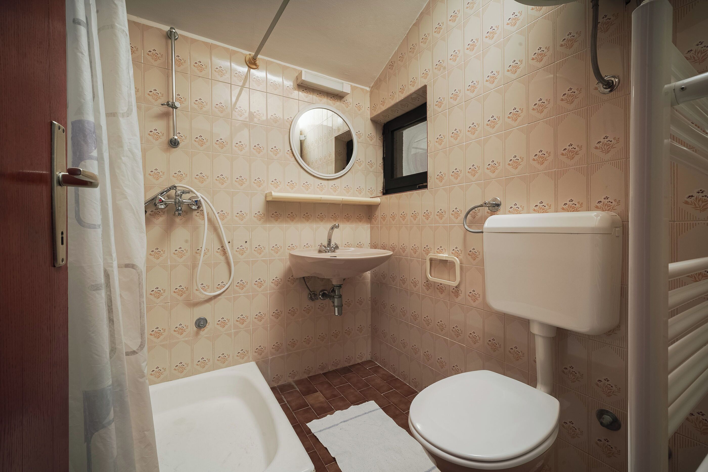 Un baño con bañera, inodoro, lavabo y ducha.