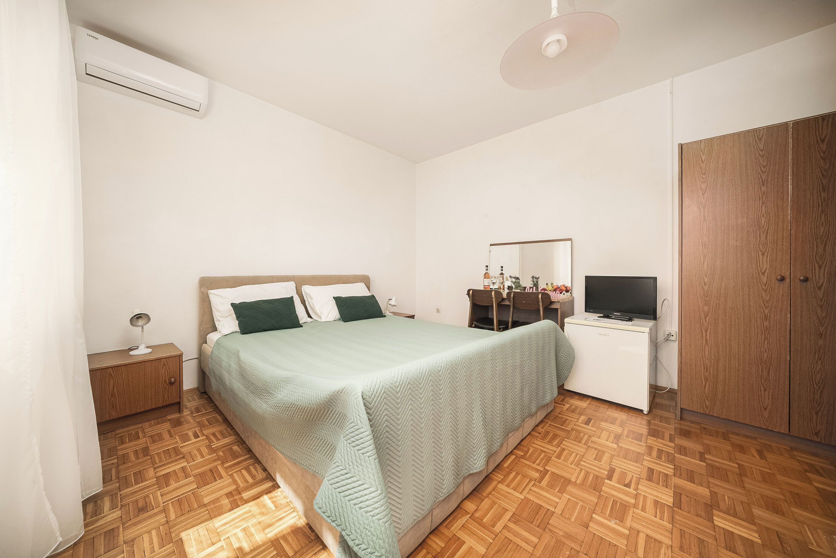 Room (S5) | Free WiFi