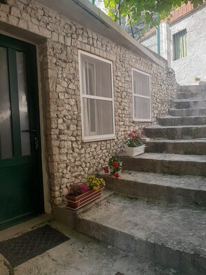 Courtyard - Apartment Roko (Omis)