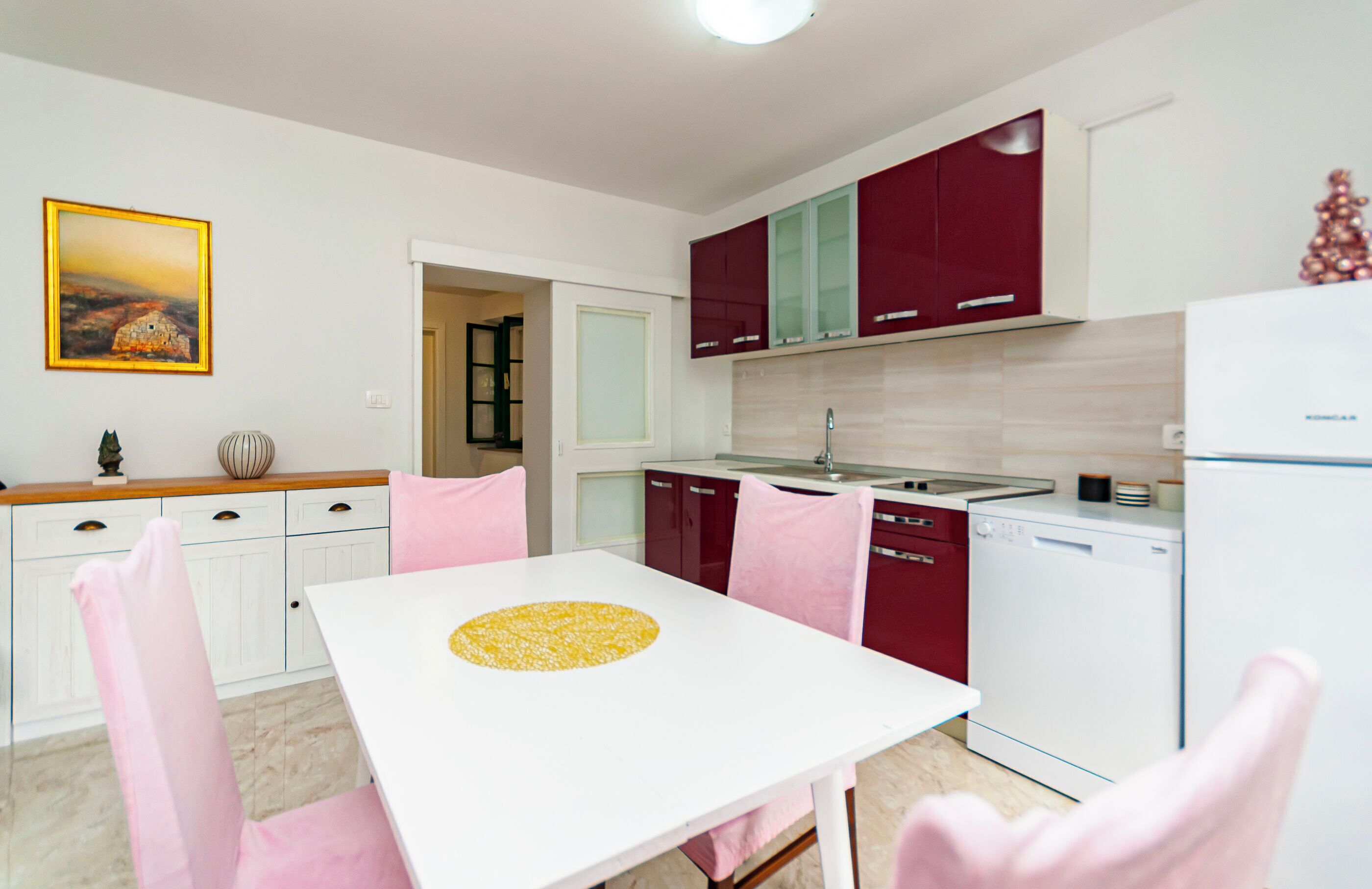 Appartement (A1) | Cuisine privée | Réfrigérateur, four à micro-ondes, surface de cuisson, lave-vaisselle