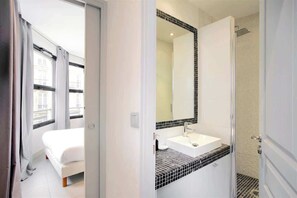 Shower, hair dryer, shampoo - Habitat Parisien -1BR/1BA-AC - Terrace (Paris)