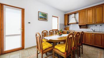 Apartment (A1) | Private kitchen | Fridge, microwave, oven, stovetop