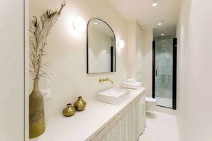 Shower, hair dryer - Apartment Opera Drouot One (Paris)
