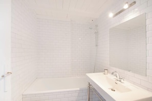 Shower, hair dryer, shampoo - At Saint Germain des Prés, at the Bon Marché! (Paris)