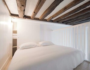 Iron/ironing board, travel cot, WiFi, bed sheets - At Saint Germain des Prés, at the Bon Marché! (Paris)