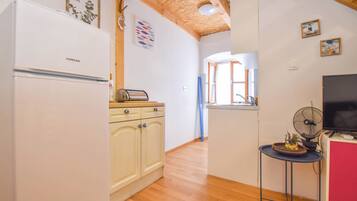 Apartment (A1) | Private kitchen | Fridge, stovetop, dishwasher, electric kettle