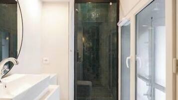 Een douche, een haardroger