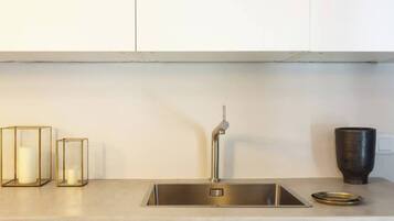 Een koelkast, een microgolfoven, een oven, een vaatwasser