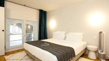 Een strijkplank/strijkijzer, reisbedje, wifi, beddengoed