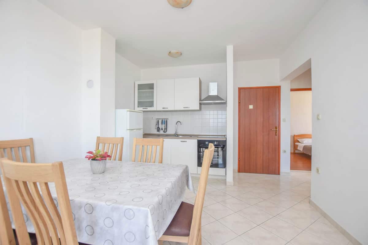 Apartment (A3) | Private kitchen | Fridge, oven, stovetop, cookware/dishes/utensils