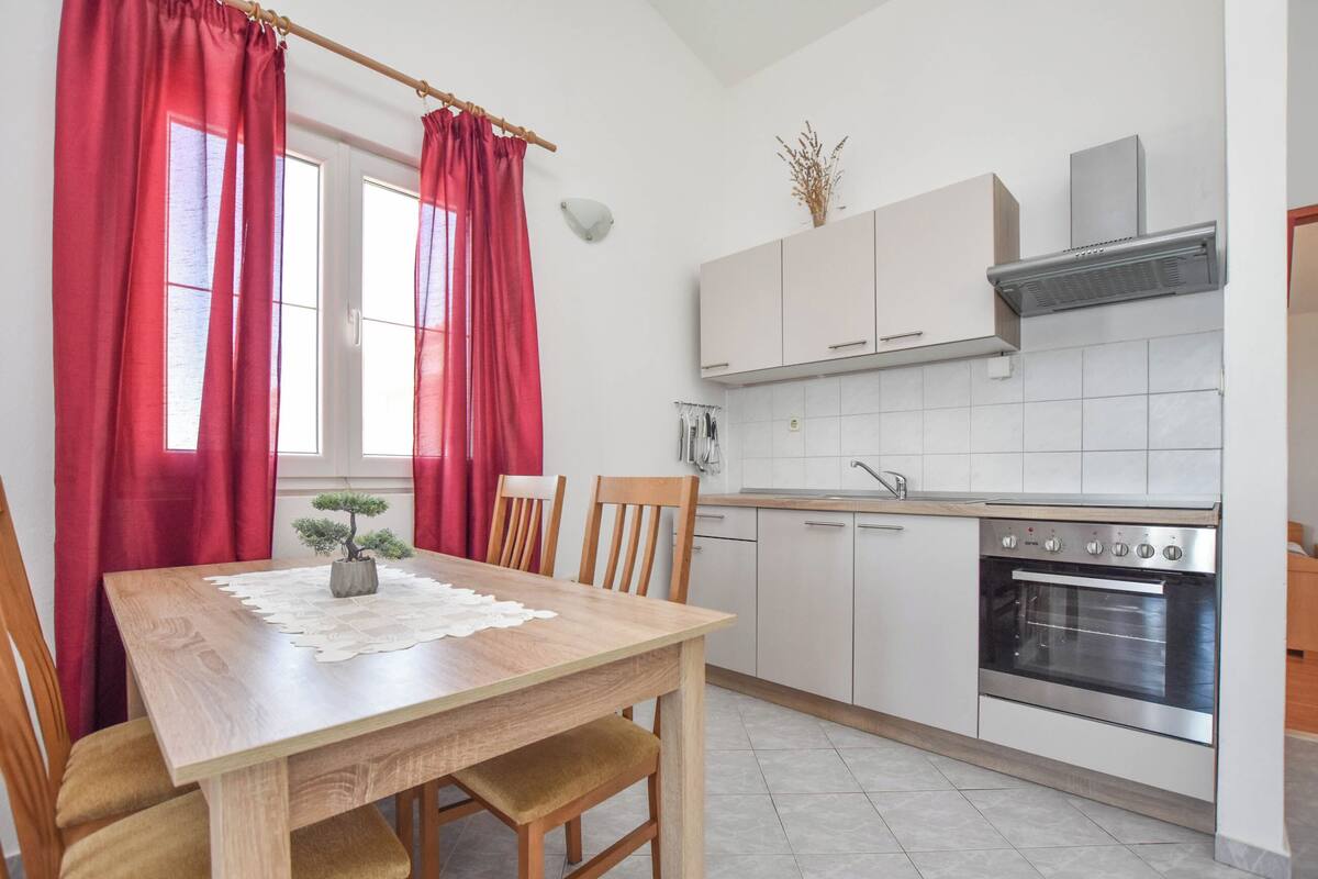 Apartment (A6) | Dining