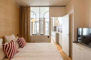 Iron/ironing board, WiFi, bed sheets