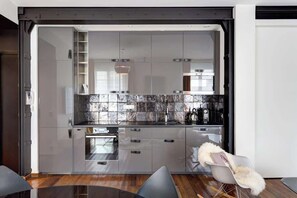 Fridge, microwave, oven, stovetop - Habitat Parisien -1BR/1BA Trocadero Eiffel Tower ! (Paris)