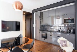 Een koelkast, een magnetron, een oven, een kookplaat