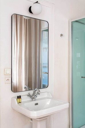 Shower, free toiletries, hair dryer, towels - Habitat Parisien - Quatre Septembre Choiseul Opera (Paris)