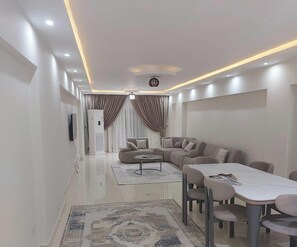 Interior - Beautiful & luxurious   3-bedroom apartment with AC  l km from pyramids (Cairo)