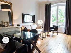 TV, offices - Apartment Opera Suite (Paris)