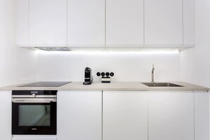 Een koelkast, een microgolfoven, een oven, een kookplaat