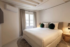 Een strijkplank/strijkijzer, wifi, beddengoed