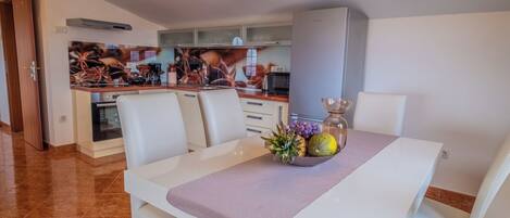 Appartement (A3) | Cuisine privée | Réfrigérateur, four à micro-ondes, un four, surface de cuisson