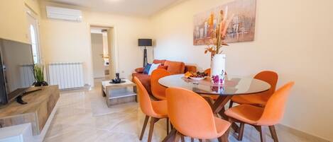 Apartment (A1) | Dining
