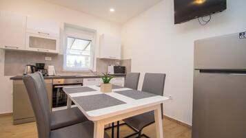 Studio (A2) | Dining