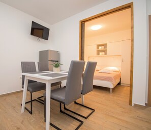 Studio (A2) | Dining - Apartment Luka (Skradin)