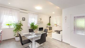 Apartment (A1) | Dining