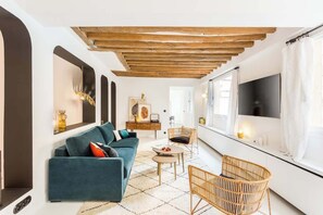 TV, offices - Habitat Parisien 3BR/ 3BA Louvre Rivoli Tuileries (Paris)