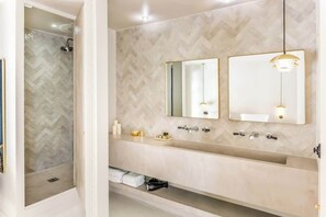Dusche, Haartrockner, Shampoo