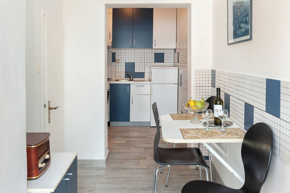 Apartamento (A1) | Cocina privada | Frigorífico, horno, placa de cocina y hervidor eléctrico