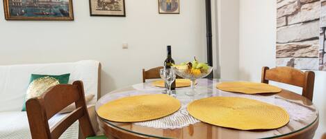 Apartment (A2) | Dining