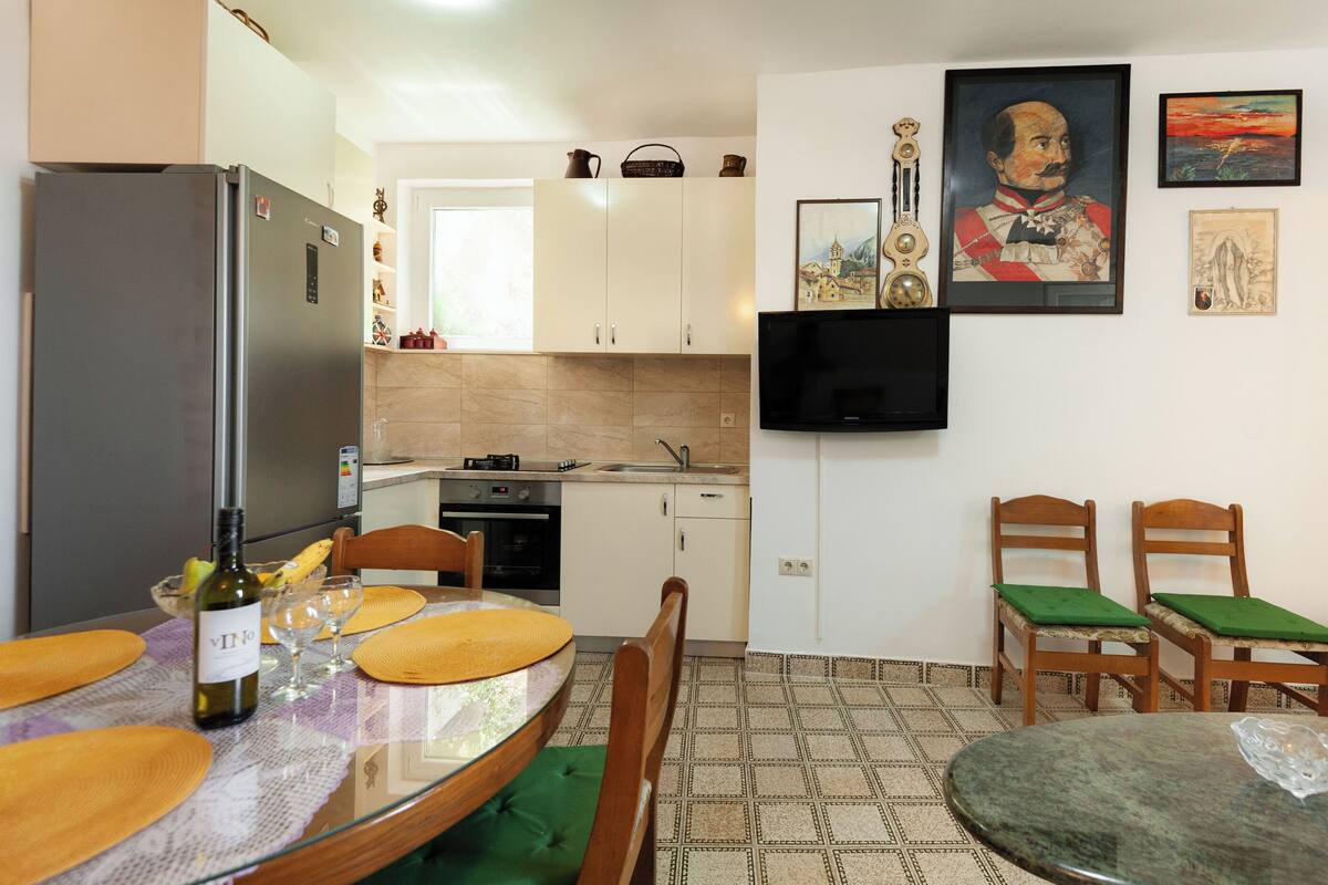 Apartamento (A2) | Cocina privada | Frigorífico, horno, placa de cocina y hervidor eléctrico
