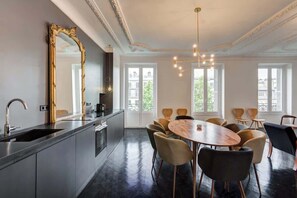 Fridge, microwave, oven, stovetop - Habitat Parisien - 4BR/4BA Air Con - Opera (Paris)