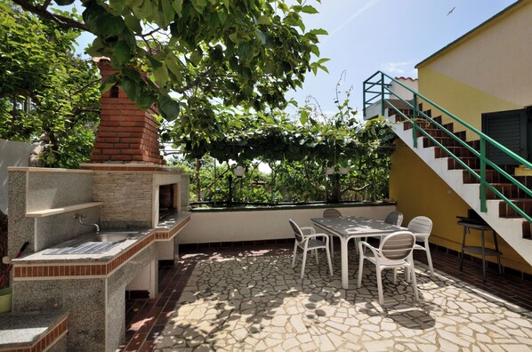 Apartment (A2) | Terrace/patio - Apartments Pintur (Medulin)