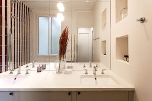 Shower, free toiletries, hair dryer, towels - Habitat Parisien - Courcelles Parc Monceau (Paris)