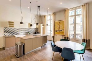 Kühlschrank, Mikrowelle, Ofen, Geschirrspüler