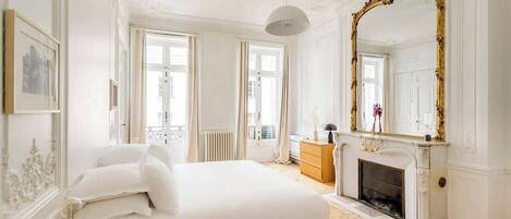 Fer et planche à repasser, lit parapluie, Wi-Fi, draps fournis