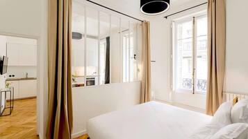 Een strijkplank/strijkijzer, reisbedje, wifi, beddengoed